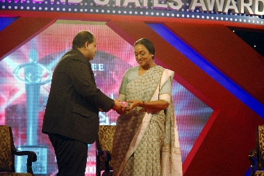 Chairman Pratap University Shailendra Bhadauria presenting memento to former lok sabha speaker Smt. Meira Kumar