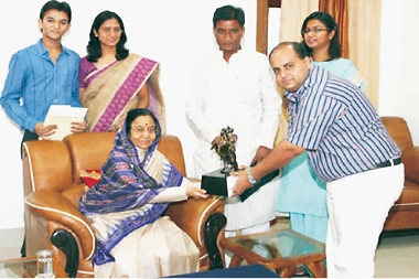 Chairman Pratap University Shailendra Bhadauria giving memento to Former President Smt. Pratibha Patil